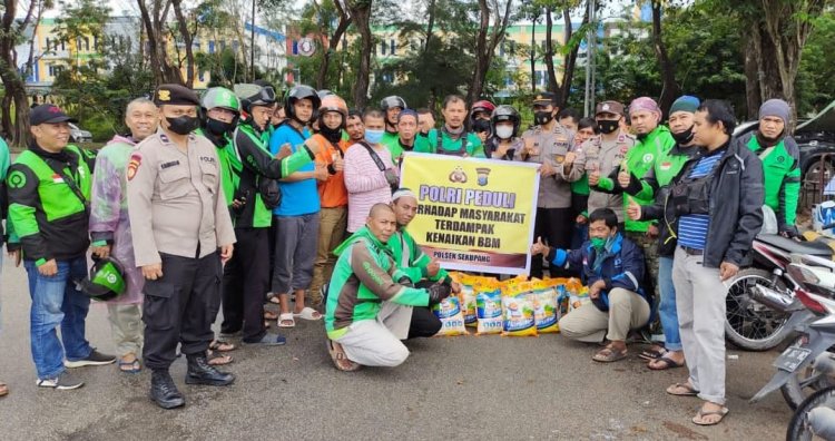 Dampak kenaikan BBM, Polsek Sekupang Salurkan Bantuan Sembako Kepada Driver Ojek Online