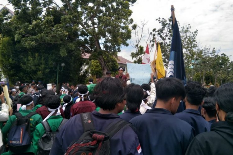 Ratusan Mahasiswa Kota Batam Mendatangi Kantor DPRD Kota Batam Menolak Kenaikan Harga BBM