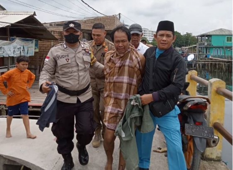 Bhabinkamtibmas Kelurahan Tanjung Uma Bersama Ketua RT 003 Mengamankan 1 Orang Yang Diduga ODGJ