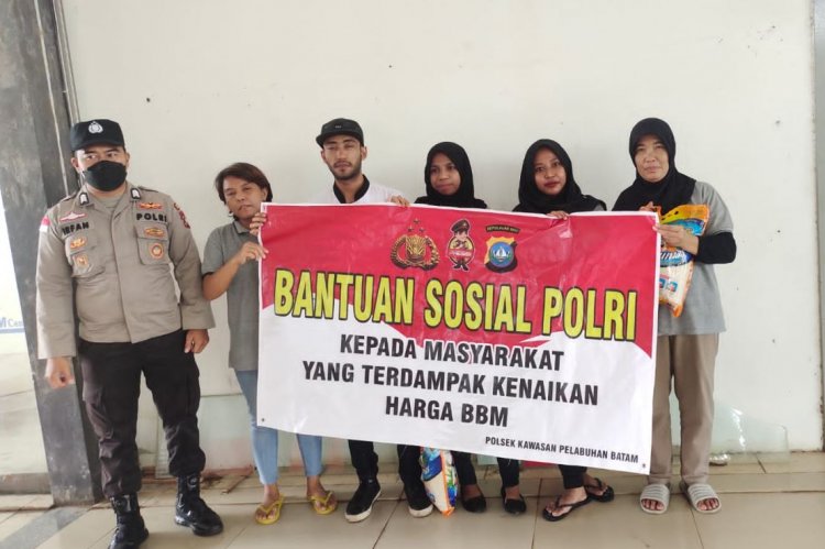 Polsek Kawasan Pelabuhan Batam Sambangi Porter dan masyarakat kurang Mampu Salurkan Bantuan Sosial Berupa Beras