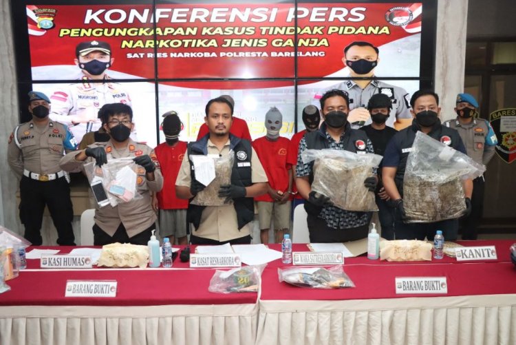 Sat Resnarkoba Polresta Barelang Berhasil Ungkap Tindak Pidana Narkotika Jenis Ganja Seberat 9,6 Kg dan Jenis Sabu Seberat 0,16 Gram