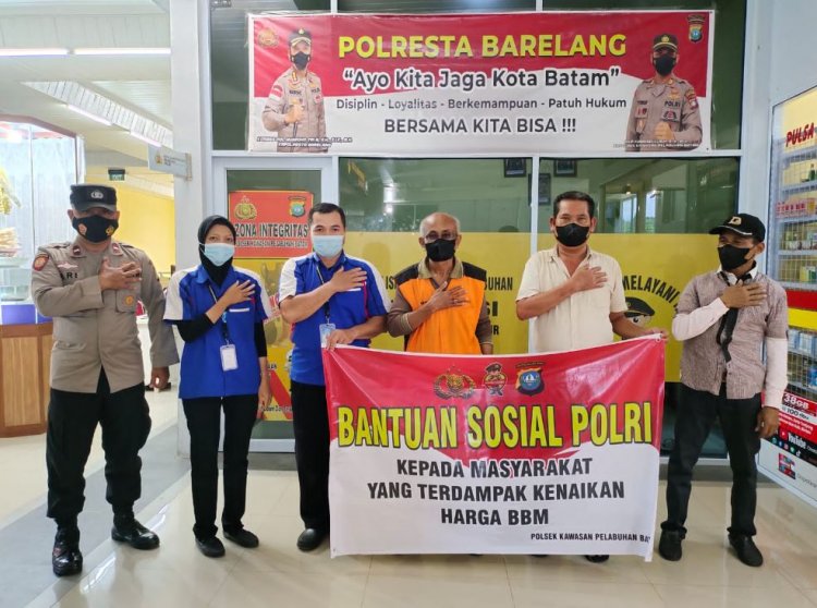 Peduli Masyarakat Yang Terdampak Penyesuaian Harga BBM, Polsek KKP Batam Bagikan Beras Kepada Porter dan Cleaning Service di Pelabuhan Domestik Punggur