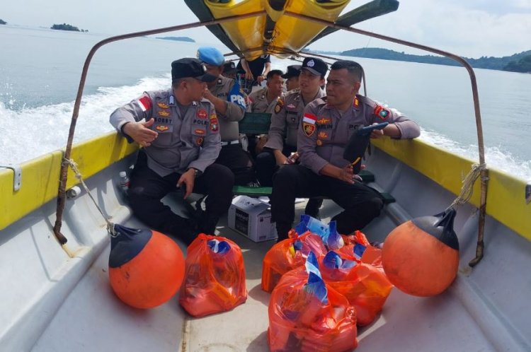 Polsek Belakang Padang Bagikan Sembako Kepada Warga Pulau Mecan