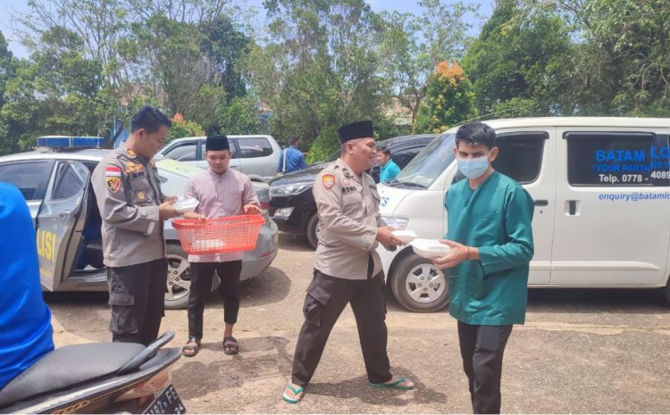 Kapolsek Kawasan Pelabuhan Batam Bagikan Paket Makanan Kepada Jamaah Masjid dan Masyarakat