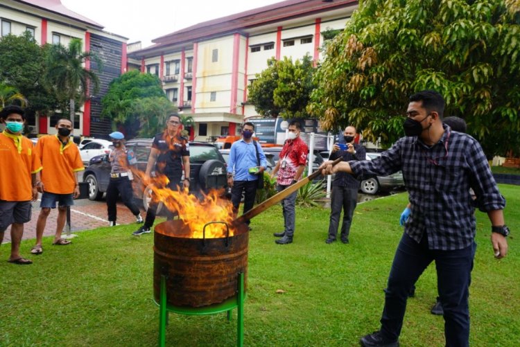 Dit Resnarkoba Polda Kepri Melakukan Pemusnahan Barang Bukti Narkotika Jenis Ganja