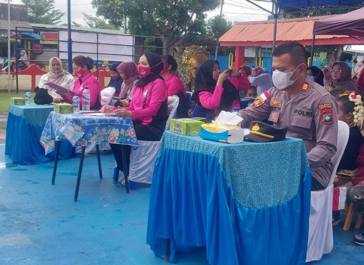 Kapolsek Belakang Padang Jadi Juri Lomba Fashion Show dan Karaoke TK. Kemala Bhayangkari II Belakang Padang, Dalam Rangka Memperingati Hari Pahlawan Tahun 2022