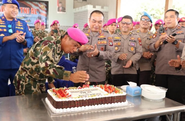 Wakapolresta Barelang Berikan Kue Ulang Tahun di HUT Korps Marinir TNI AL Ke-77 Tahun 2022