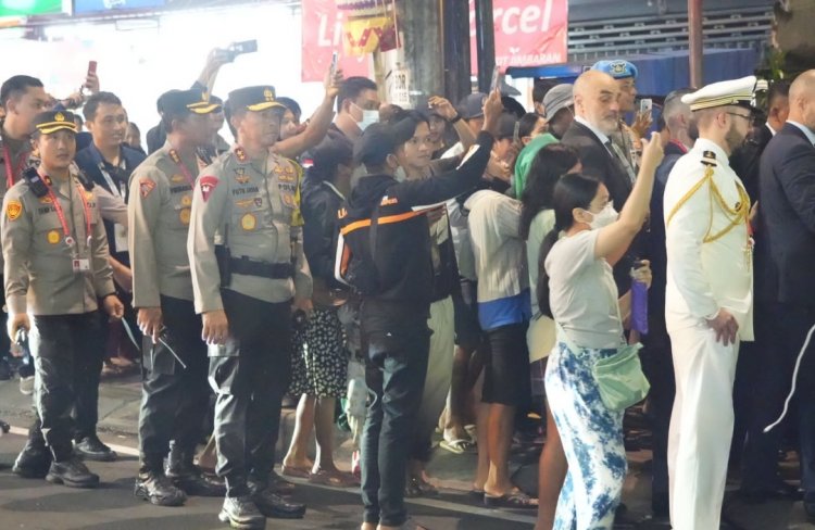 Kapolda Bali Terjun Langsung Kawal Pengamanan Presiden Prancis yang Jalan Kaki 2 Kilometer