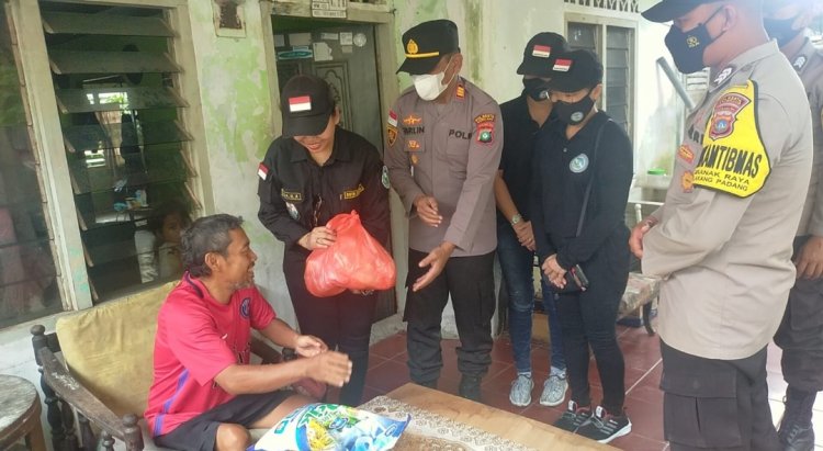 Polsek Belakang Padang Bersama Duta Sosial Belakang Padang Berikan Bansos Kepada Warga