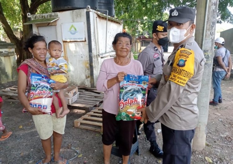 Jumat Berkah, Polsek Batu Ampar Bagikan 10 Karung Beras Kepada Warga Kurang Mampu