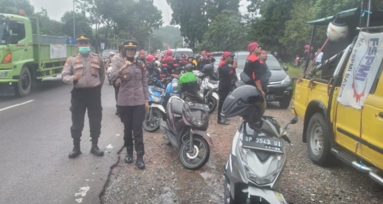 Kapolsek Sei Beduk Turun Langsung Mengawal Aksi Massa Unjuk Rasa di Titik Kumpul Halte Panbil