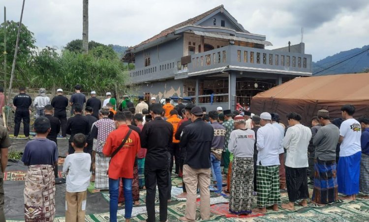 Polri Gelar Salat Jumat dan Salat Gaib Berjamaah di Lokasi Gempa Cianjur