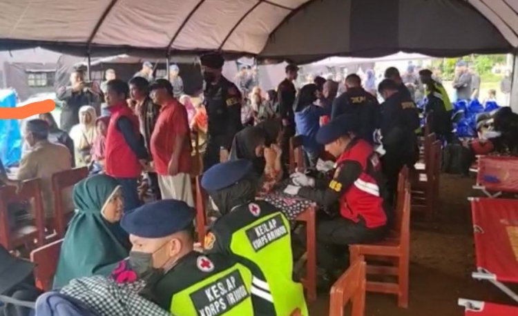 Tim medis Brimob Polri jemput bola beri pelayanan kesehatan pengungsi gempa Cianjur