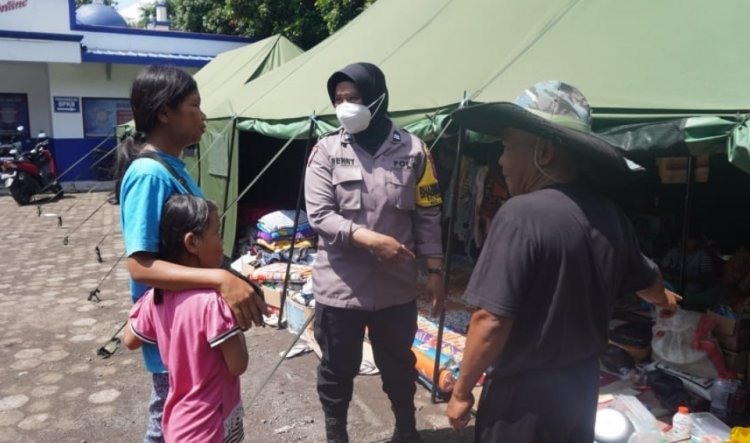 Rumahnya Hancur Akibat Gempa Cianjur, Polwan Bhabinkamtibmas Ini Tetap Jalani Tugas Layani Masyarakat