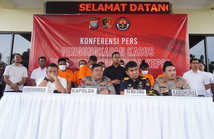 KAPOLDA KEPRI GELAR KONFERENSI PERS, AMANKAN 1.200 KARUNG PAKAIAN BEKAS DAN CAMPURAN BARANG BEKAS LAINNYA