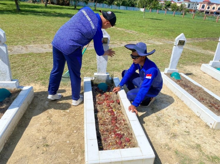 Jelang Peringatan HUT TNI AU ke-77, Lanud Hang Nadim Membersihkan Lingkungan TMP Pusara Bhakti Bulan Gebang