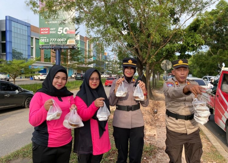 Jelang Berbuka Puasa, Kapolsek Batam Kota Bersama Anggota dan Bhayangkari Bagikan Takjil Untuk Masyarakat