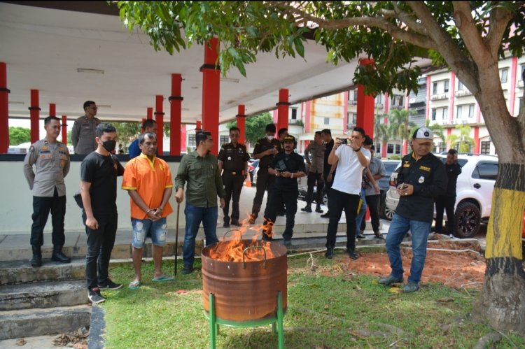 Ditresnarkoba Polda Kepri Musnahkan Narkotika Jenis Ganja dan Happy Water