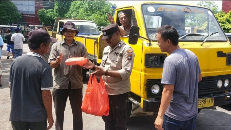 Jum'at Barokah, Kapolsek Balai Karimun Bagikan Nasi Bungkus Kepada Warga