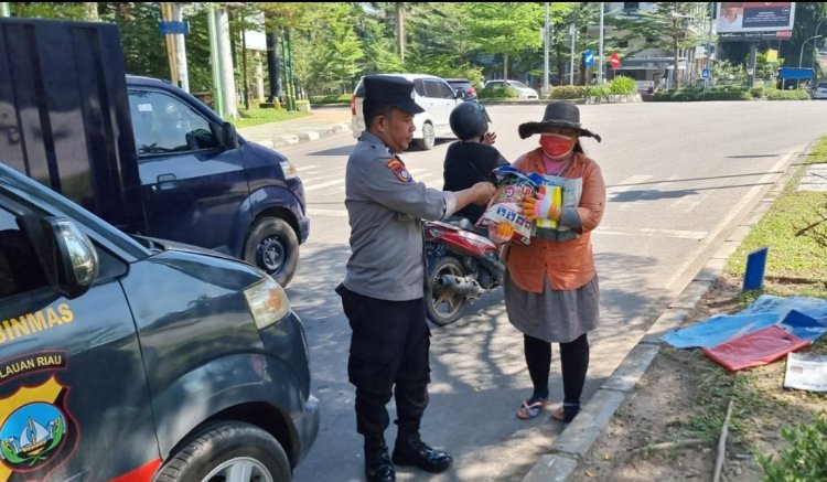 Polsek Batu Ampar terus Berbagi Bantuan Sosial Kepada Masyarakat di wilayah Kecamatan Batu Ampar