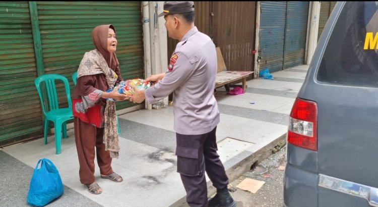 Bhabinkamtibmas Berbagi Bantuan Sosial Kepada Masyarakat di wilayah hukum Polsek Batu Ampar