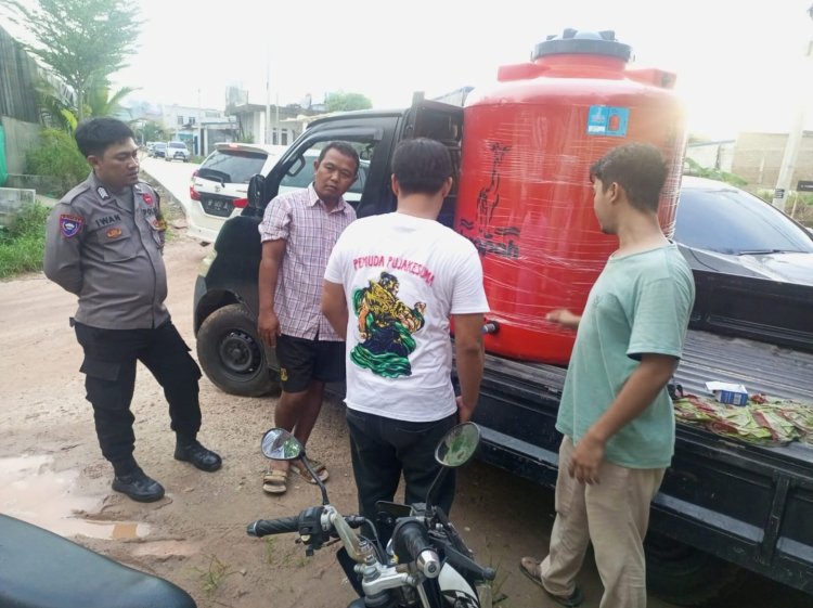 Krisis Air di Batam Bhabinkamtibmas bersama pemuda pujakusuma tanjung Sengkuang Membantu Masyarakat Memasok Air secara Gratis