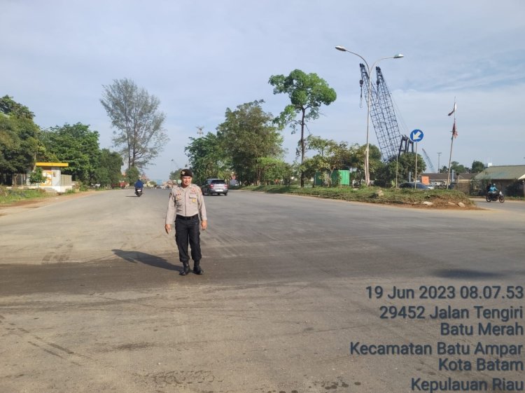 Berikelancaran Personil Polsek Batu Ampar Laksanakan Strong Point Pagi titik persimpangan jalan di wilayah hukum Polsek Batu Ampar