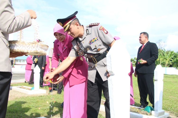 Jelang Hari Bhayangkara Ke-77, Polda Kepri dan Polresta Barelang Gelar Upacara Ziarah di Taman Makam Pahlawan