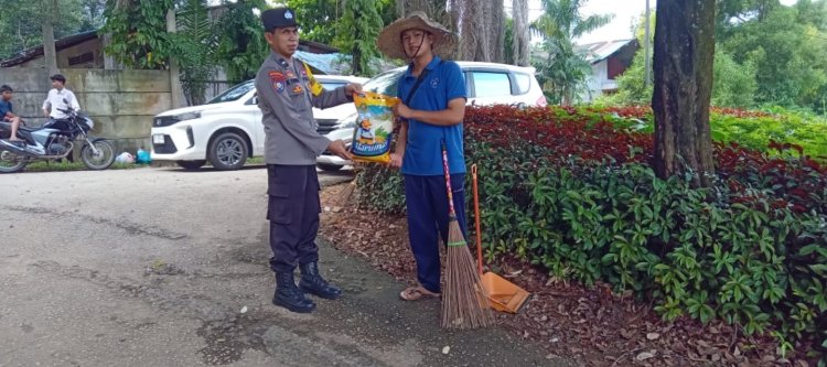 Dalam Rangka Hut Bhayangkara ke 77 Polsek Batu Ampar Polresta Barelang terus Berbagi Bansos Kepada Masyarakat Wilayah hukum Polsek Batu Ampar