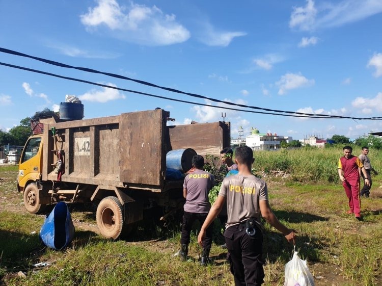 Aksi Peduli Serentak, Polisi Bersihkan Sampah di Sungai Jembatan Golden Prawn Bengkong