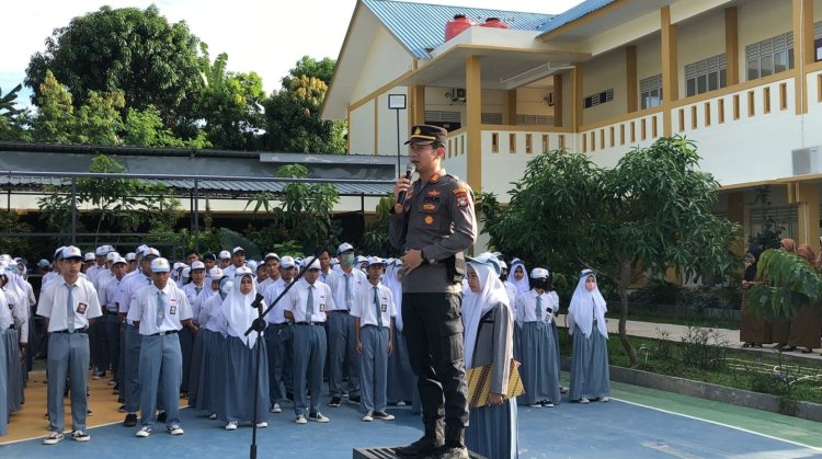 Jadi Pembina Upcara, Kapolsek Bengkong Ingatkan Para Siswa Tentang Bahaya Kenakalan Remaja