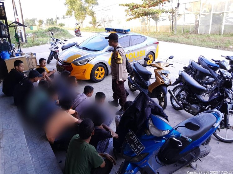 Kegiatan mengamankan anak-anak sekolah SMA dan SMP yang masuk kedalam komplek Rexvin Tembesi menggunakan Knalpot Racing dengan melakukan Jamping-jamping.