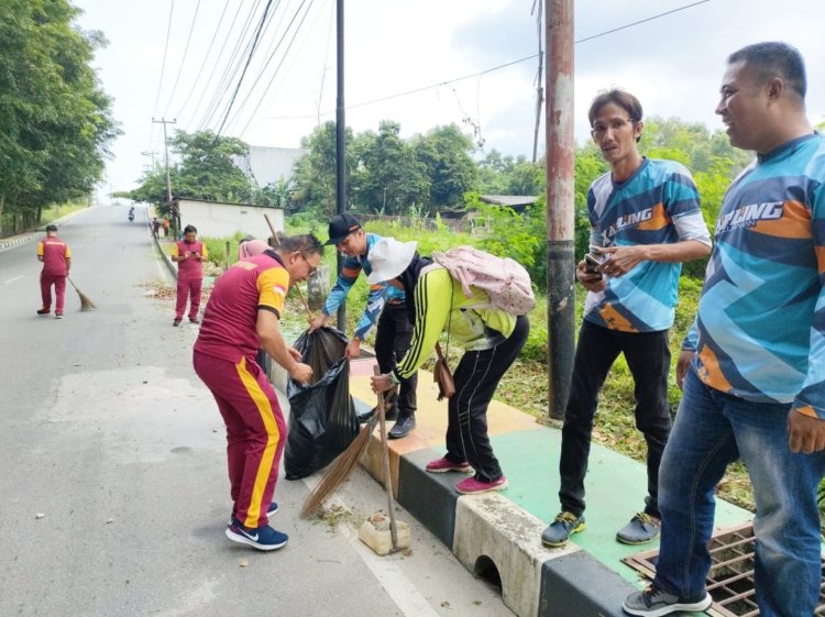 Gotong Royong, Polres Karimun dan Polsek Jajaran Bersama Masyarakat Bersihkan Sampah