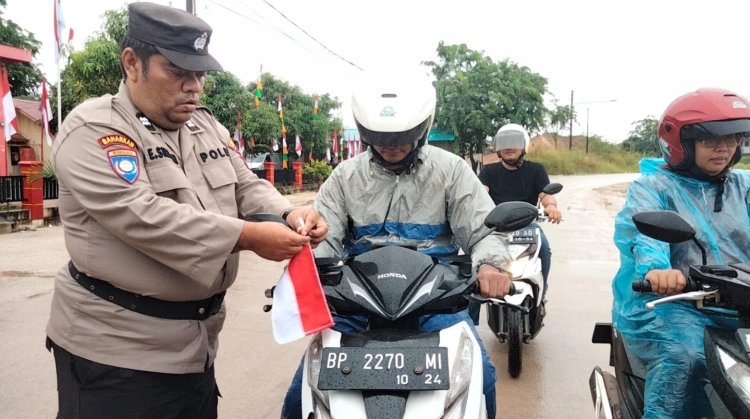 Polsek Bengkong di Batam Meriahkan HUT RI ke-78 dengan Bagi-Bagi Bendera Merah Putih Gratis