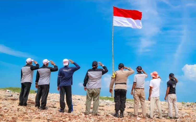 Polsek Tanjungpinang Barat Kibarkan Bendera Merah Putih di Pulau Paku Sebagai Puncak Kemerdekaan RI di Kelurahan Tanjungpinang Barat