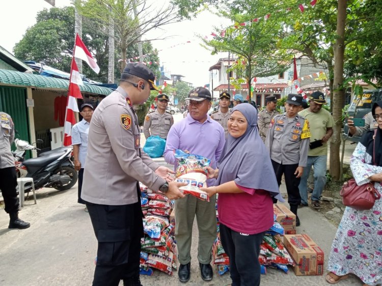 Kapolsek Batu Ampar Salurkan Bantuan Tali Asih Kepada Korban Kebakaran di Batu Merah