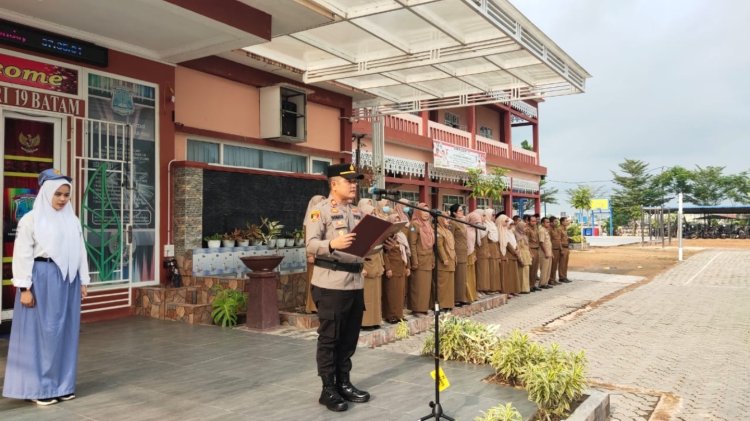 Kapolsek Sagulung Hadiri Upacara Bendera di SMA Negeri 19 Kel. Sei Binti Kec. Sagulung