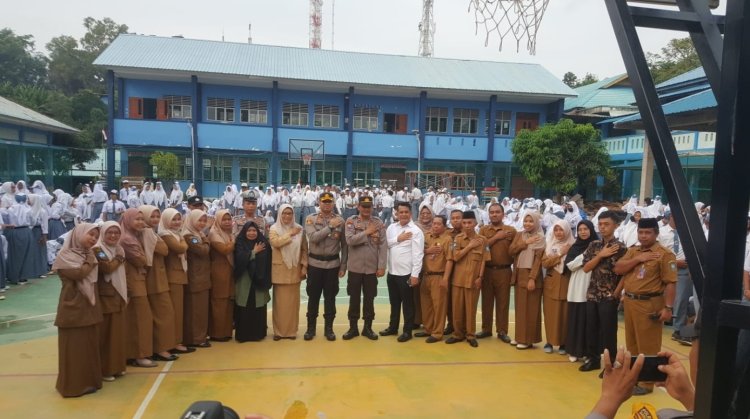 Pimpin Upacara Bendera di SMA N 14 Tanjung Sengkuang, Kapolsek Batu Ampar Ajak Siswa -Siswi Jauhi Kenakalan Remaja