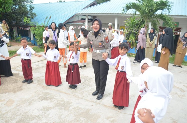 KAPOLRESTA BARELANG DAN TIM KONSELOR POLDA KEPRI BERIKAN DUKUNGAN PSIKOLOGIS KEPADA ANAK-ANAK SD DAN SMP DI REMPANG - GALANG