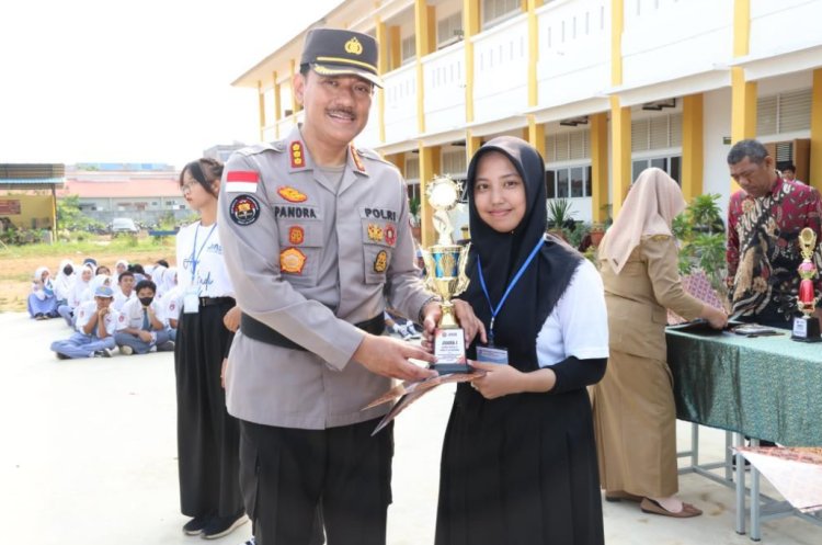 PENYERAHAN PIALA LOMBA MENULIS BIDHUMAS POLDA KEPRI DALAM RANGKA HUT HUMAS POLRI KE-72