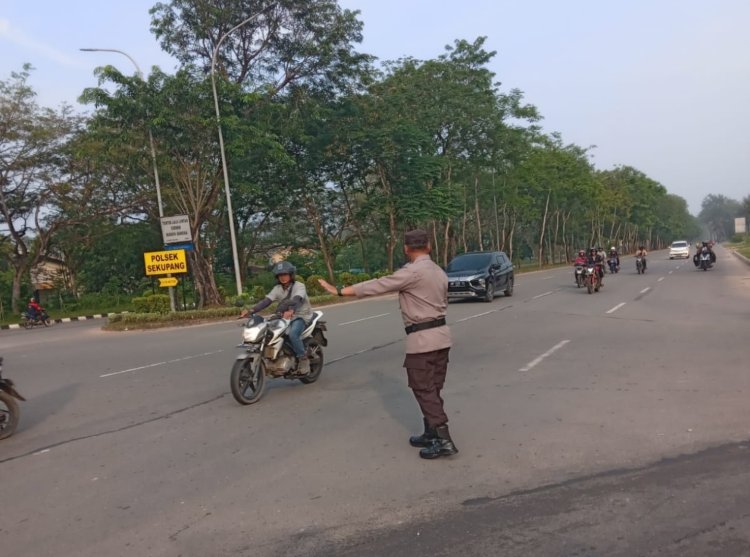 Polsek Sekupang hadir ditengah masyarakat melalui kegiatan Strong Point pagi hari