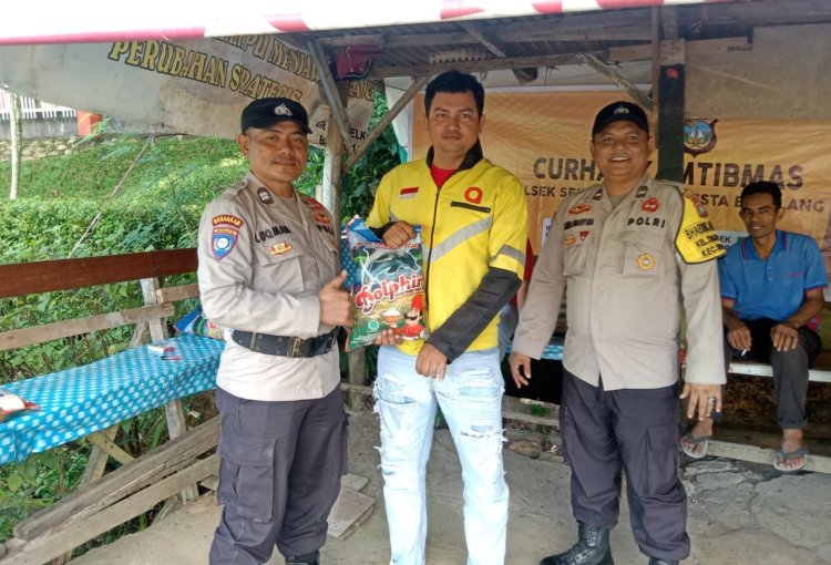 Polsek Sekupang dalam Jumat Curhat berbagi bersama dengan ojek Pangkalan