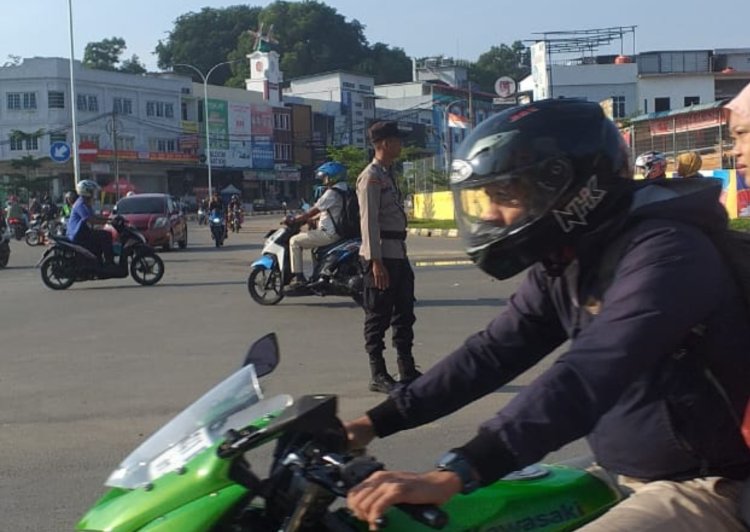 Polsek Bengkong Atur Arus Lalu Lintas di Titik Rawan Macet dan Kejahatan Jalanan