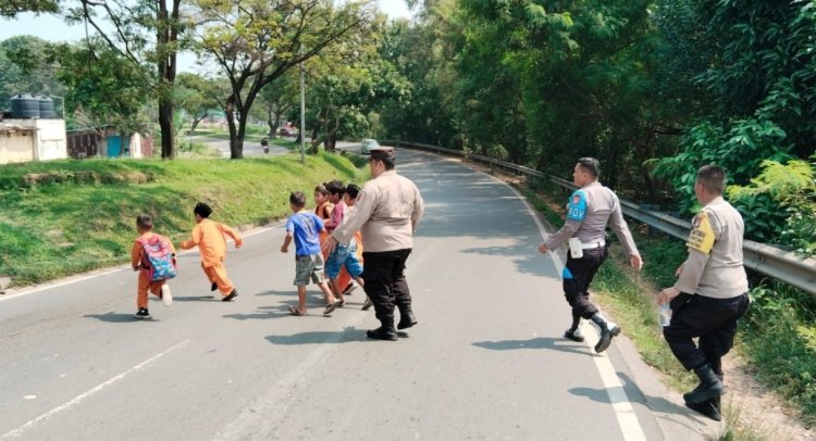 Terima Kasih Pak Polisi Bengkong, Senangnya Anak-anak SMP 4 di Batam Dibantu Menyeberang Jalan