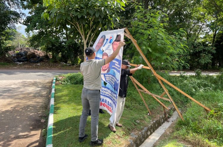 Polresta Barelang Laksanakan Pengamanan Kegiatan Penertiban Alat Peraga Sosialisasi Yang Melanggar Ketentuan Peraturan Komisi Pemilihan Umum