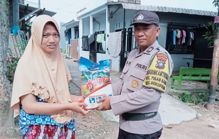 Bagikan Sembako, Salah satu Program Polsek Sekupang setiap harinya