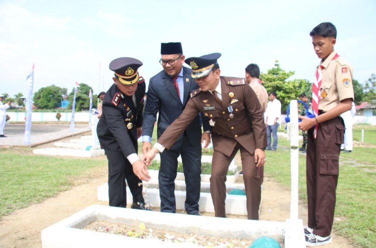 Peringatan Hari Pahlawan, Wakapolresta Barelang Ikuti Upacara Ziarah di Makam Pahlawan