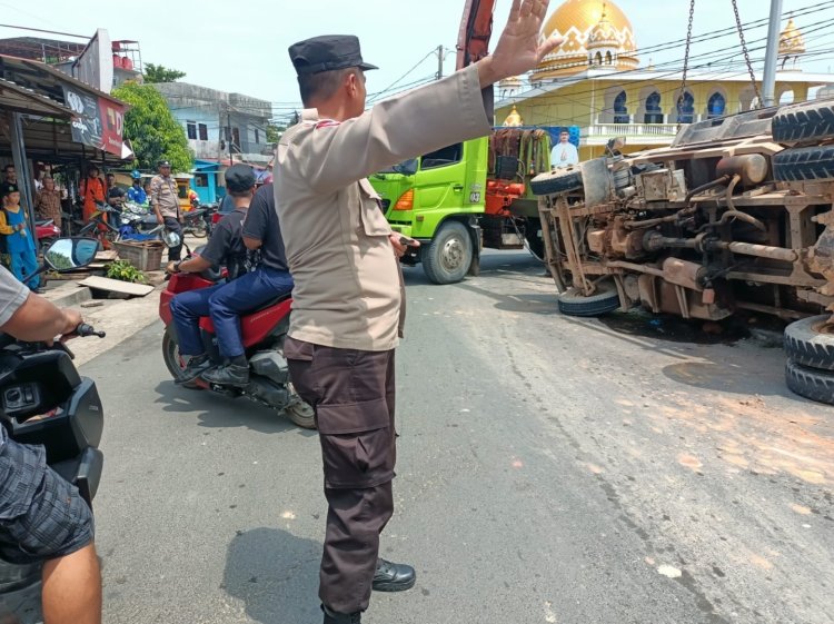 Cepat Tanggap Patroli Polsek Bengkong Amankan Jalur, Dump Truk Terbalik di Jalan Lekas Teratasi