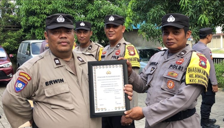 Wujud Apresiasi, Kapolsek Bengkong Berikan Penghargaan ke Anggota Bhabinkamtibmas dan Staf Urmin Reskrim