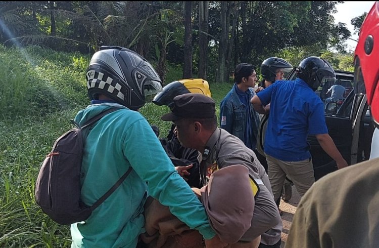 Bhabinkamtibmas Polsek Sekupang bantu warga Kecelakaan Lalu Lintas